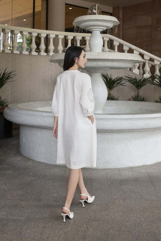 SWANLAKE | Váy Đầm Nữ Suông Tay Lỡ Thêu Hoa Phối Lưới Vải Linen Cổ Trụ Xẻ Có Túi Công Sở D12786LW01
