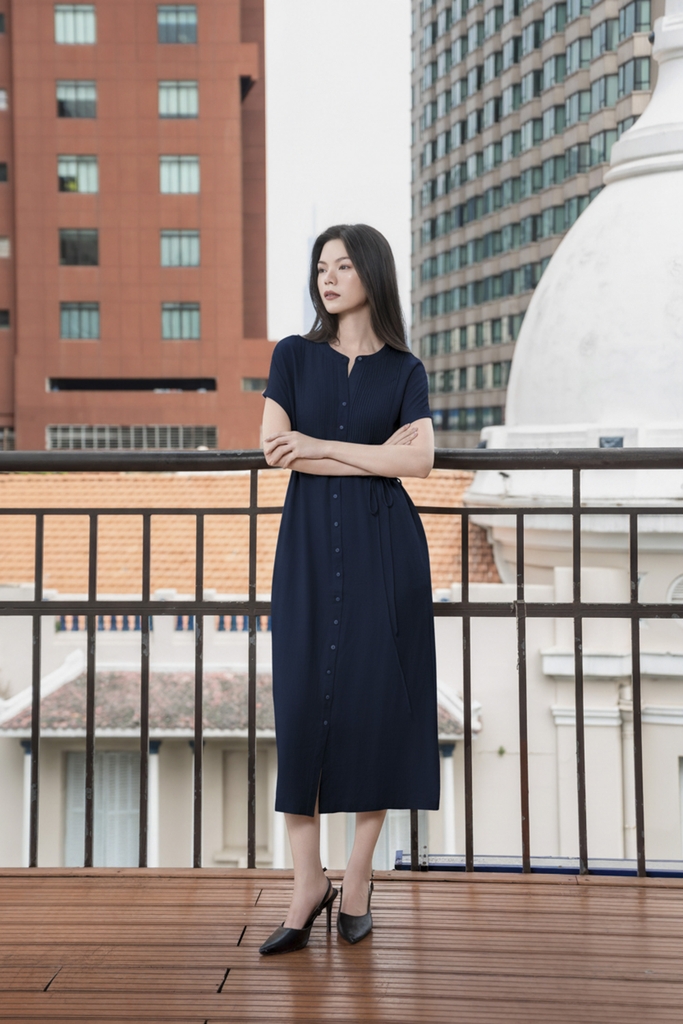 SWANLAKE | Váy Đầm Nữ Midi Suông Cổ Trụ Cài Nút Xếp Ly Vải Linen Dây Thắt Eo Xẻ Tà Công Sở D12752LW01