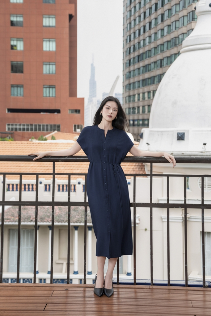 SWANLAKE | Váy Đầm Nữ Midi Suông Cổ Trụ Cài Nút Xếp Ly Vải Linen Dây Thắt Eo Xẻ Tà Công Sở D12752LW01