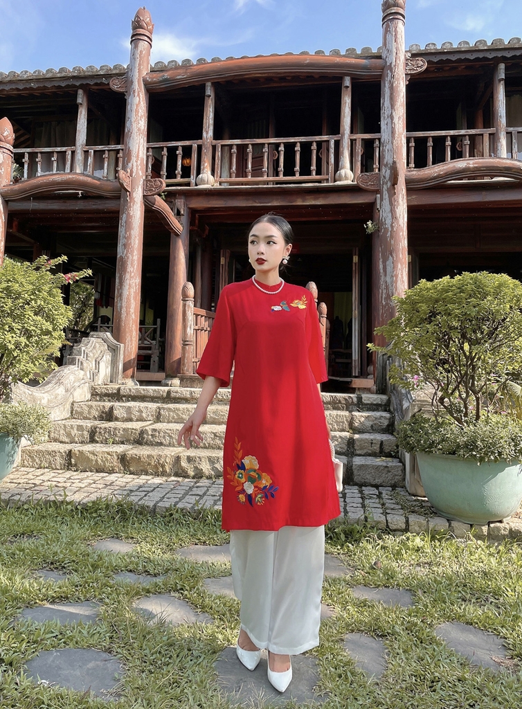 Áo Dài Tay Lỡ Thêu Bông Swanlake - L10534LW01