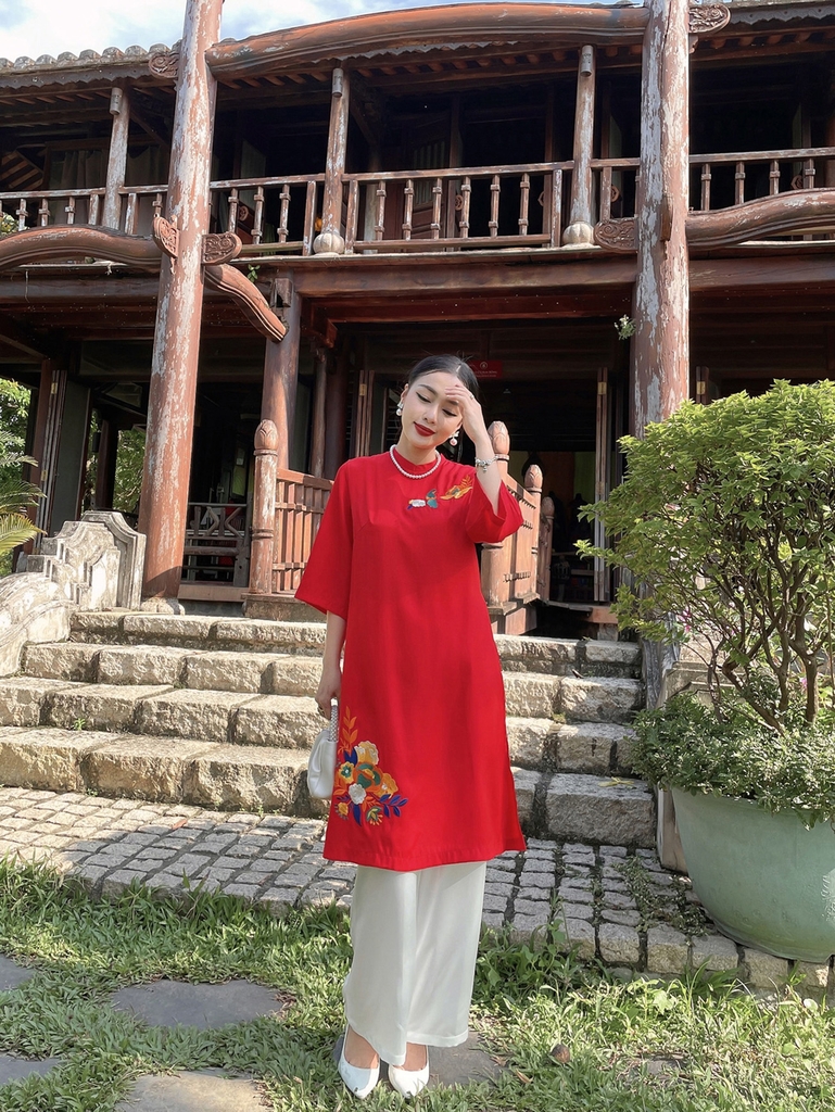 Áo Dài Tay Lỡ Thêu Bông Swanlake - L10534LW01