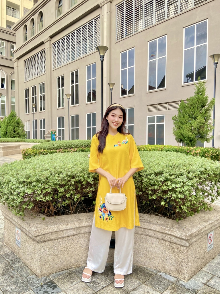 Áo Dài Tay Lỡ Thêu Bông Swanlake - L10534LW01