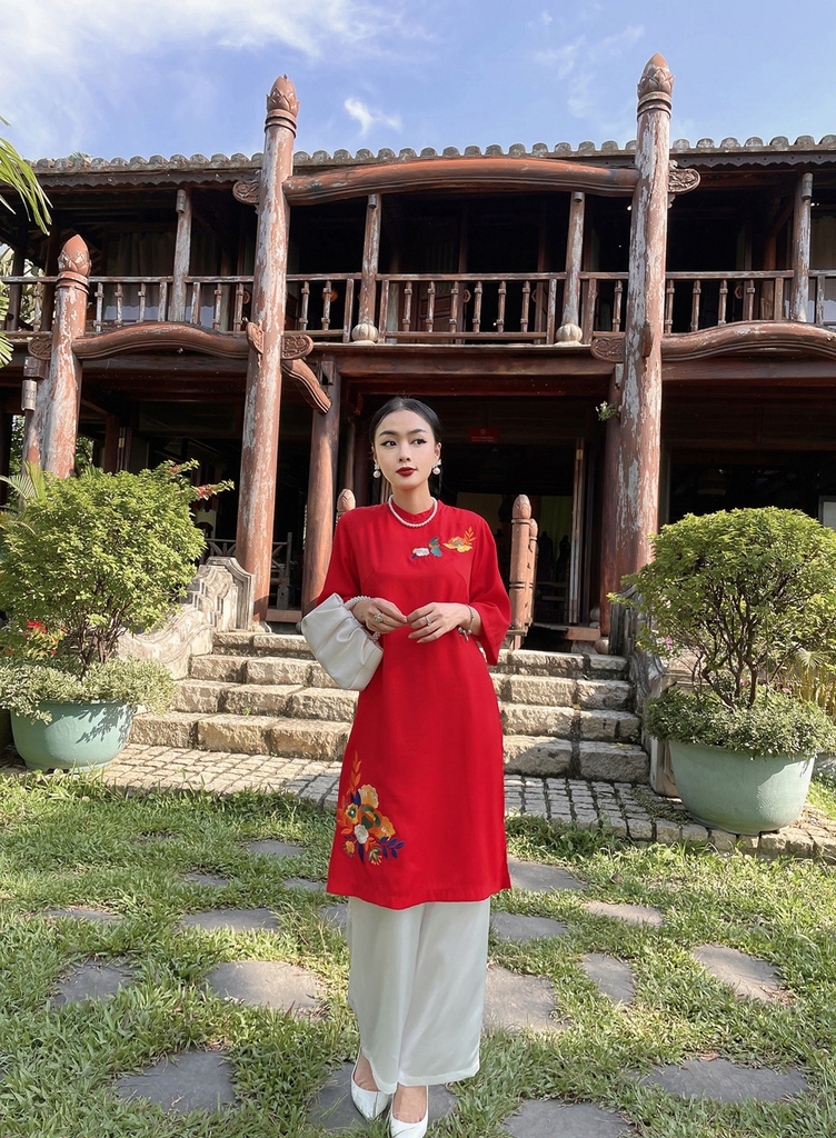 Áo Dài Tay Lỡ Thêu Bông Swanlake - L10534LW01