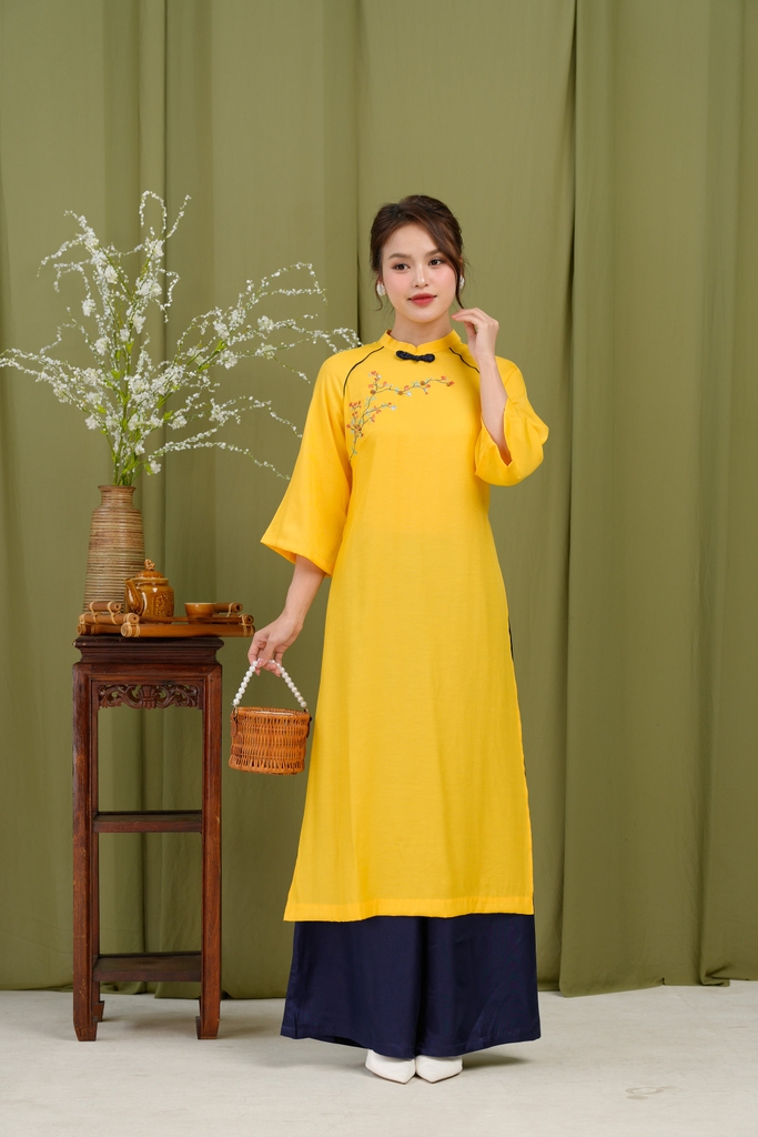 Áo Dài Xuân Chi Phom Suông Cổ Tàu Chất Liệu Vải taffta Swanlake Vàng - L11999LW01