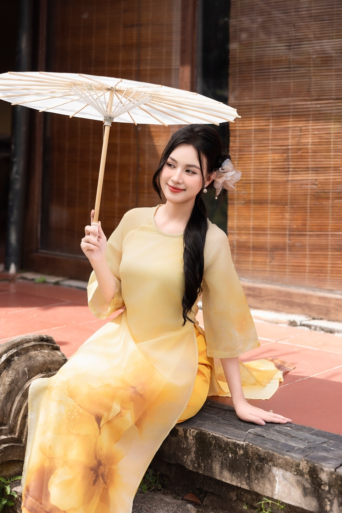 Áo Dài Xuân Chi Tà Kép Vải Tơ Lót Chiffon Swanlake Vàng - L12000LW01