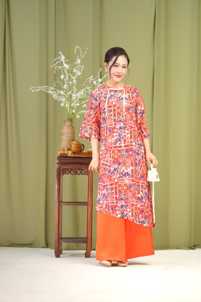 M-Collection - Áo Dài Cổ Tròn Thắt Bính Đính Ngọc Trai Chất Đũi Hàn Một Lớp - L12012LW01