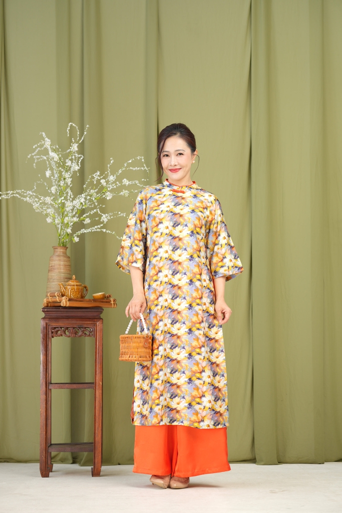 Áo Dài Cát An Hoa Kết Đính Nút Tàu Ở Cổ Một Lớp Chất Đũi Hàn Swanlake (Không bao gồm quần) - L12019LW01