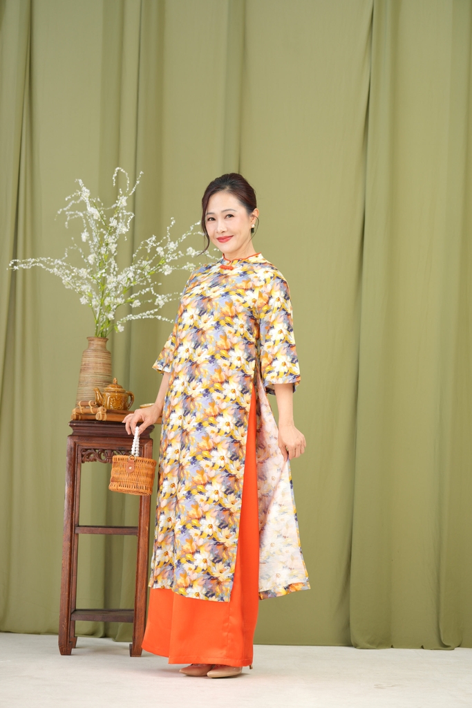 Áo Dài Cát An Hoa Kết Đính Nút Tàu Ở Cổ Một Lớp Chất Đũi Hàn Swanlake (Không bao gồm quần) - L12019LW01