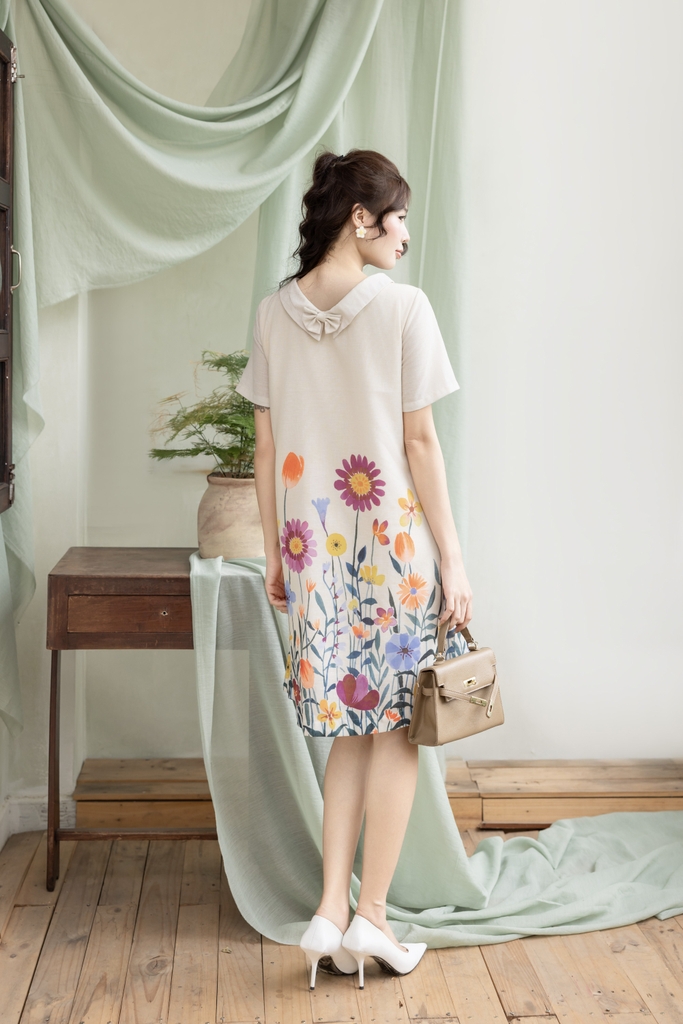 Swanlake | Váy Đầm Phom A Tay Ngắn Cổ thuyền Đính Hoa Chất liệu Linen In Hoa Chân Váy Lót thun - D12383LW01