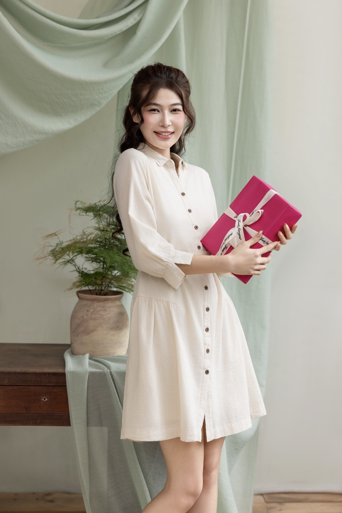 Swanlake | Đầm Cổ Trụ Cài Nút Thắt Dây Thêu Thổ Cẩm Ở Eo - D12225LW01