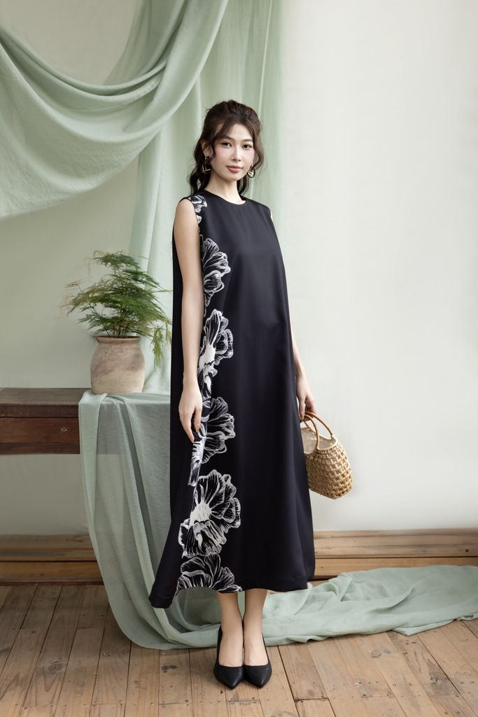 Đầm Sát Nách Hoa Chất Liệu Lụa Dày Swanlake - D12095LW03