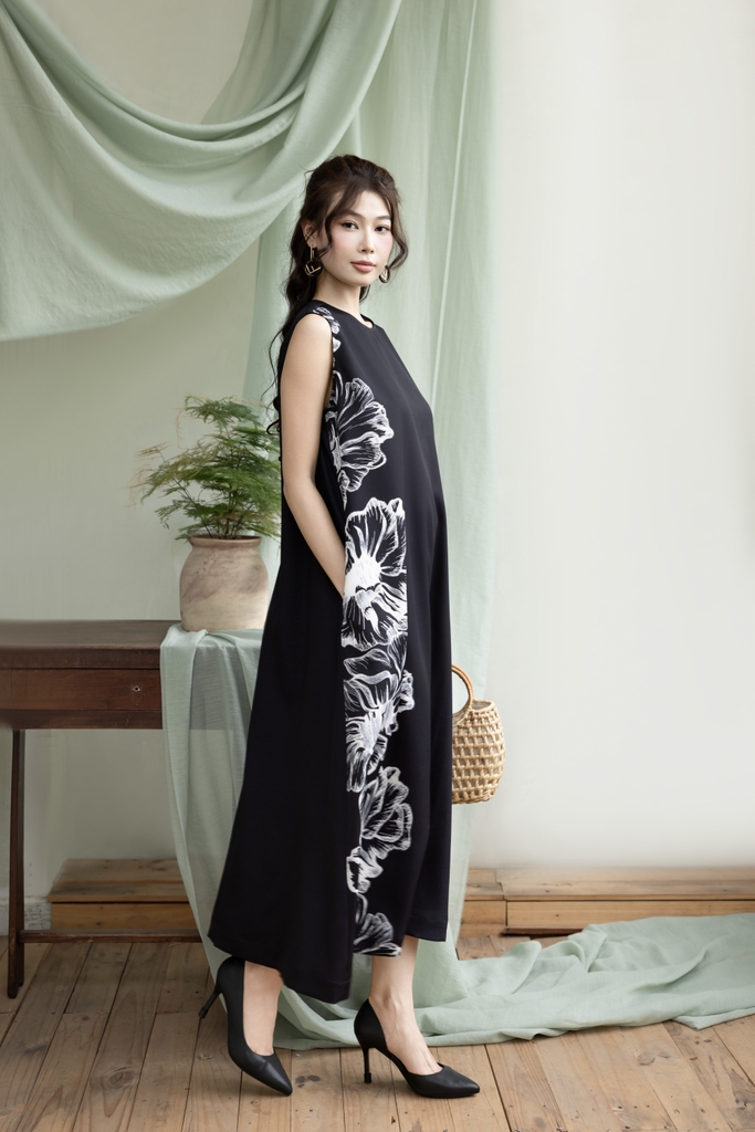 Đầm Sát Nách Hoa Chất Liệu Lụa Dày Swanlake - D12095LW03