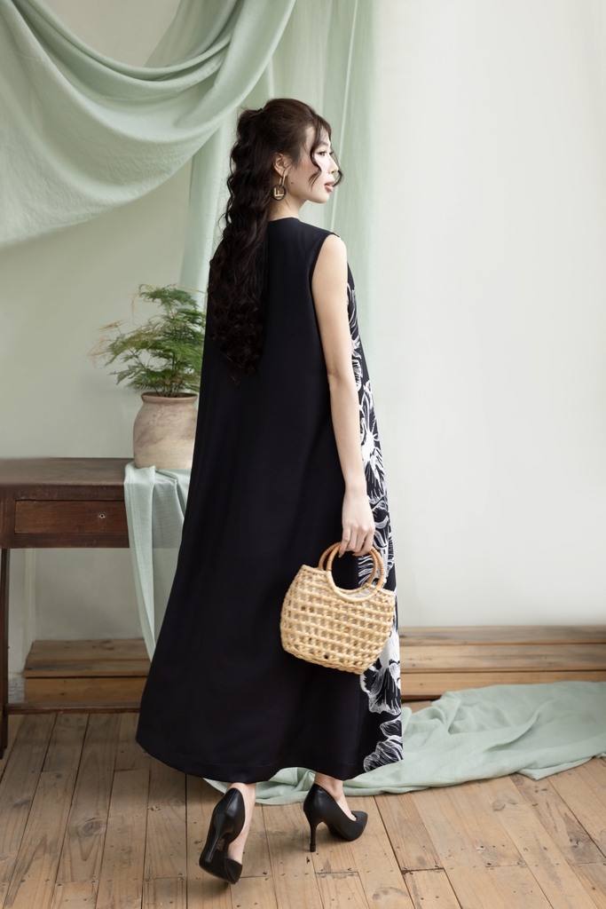 Đầm Sát Nách Hoa Chất Liệu Lụa Dày Swanlake - D12095LW03