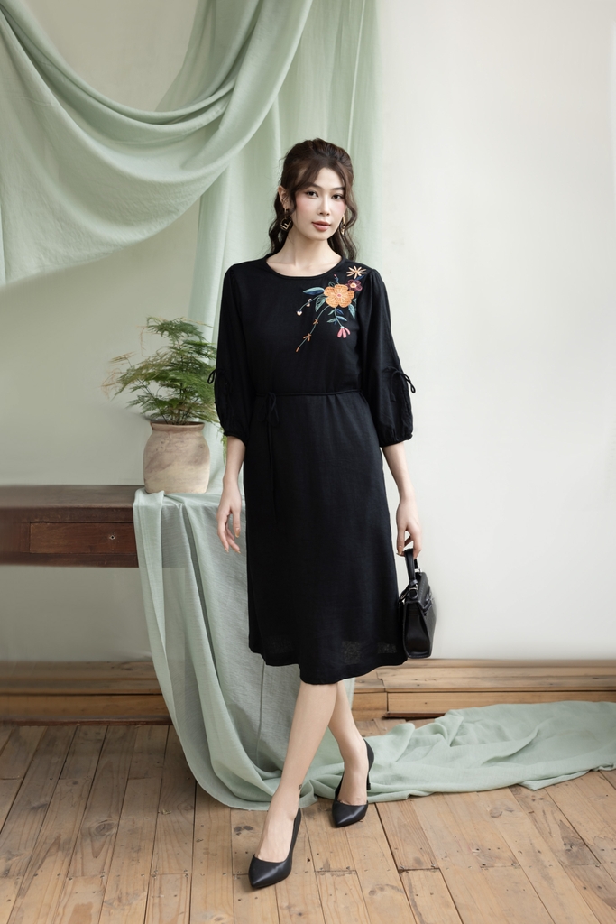 Swanlake | Váy Đầm Phom A Tay Lỡ Chất liệu Linen Thêu Hoa Phần Ngực Trái - D12369LW01