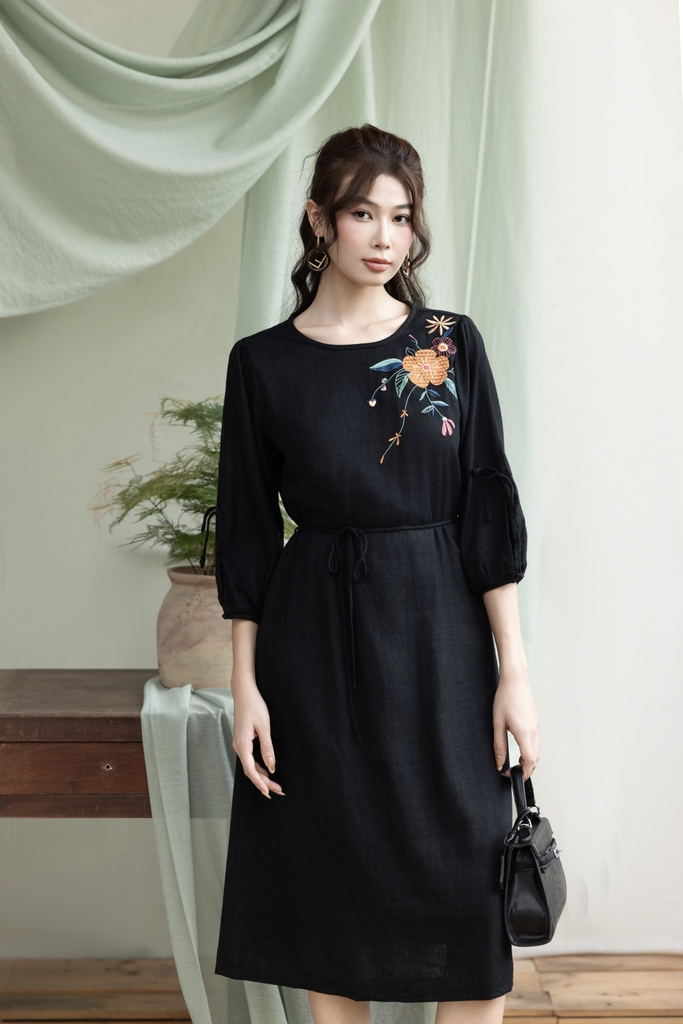 Swanlake | Váy Đầm Phom A Tay Lỡ Chất liệu Linen Thêu Hoa Phần Ngực Trái - D12369LW01