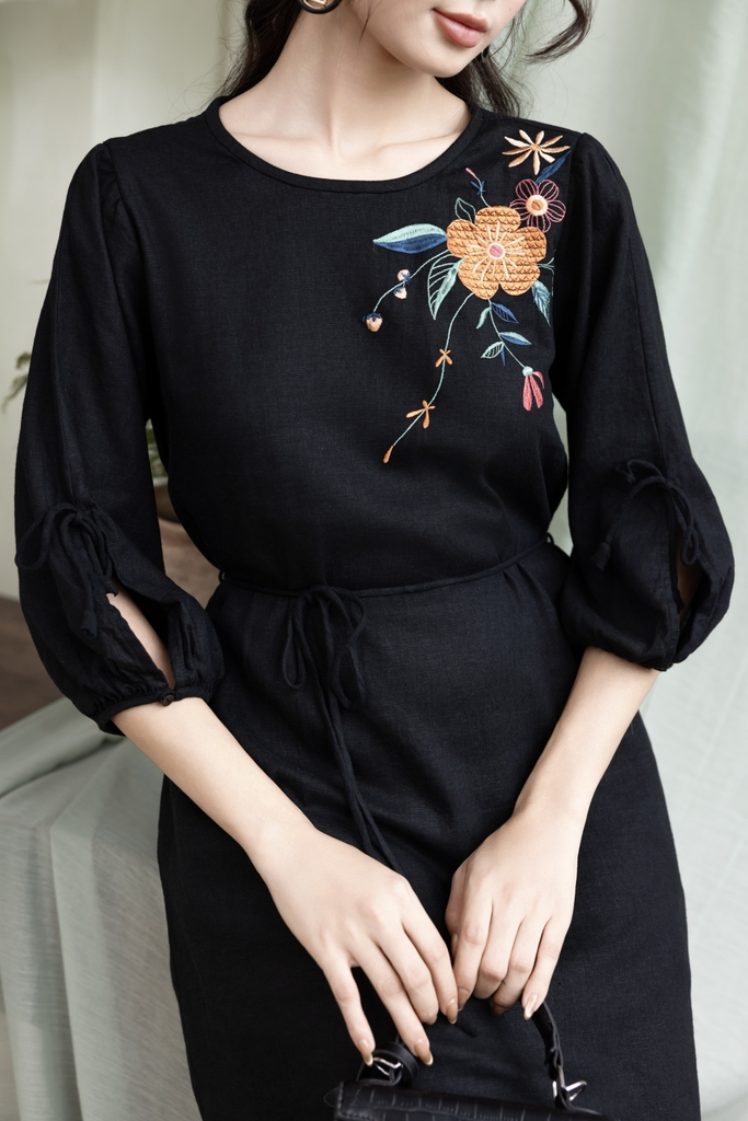 Swanlake | Váy Đầm Phom A Tay Lỡ Chất liệu Linen Thêu Hoa Phần Ngực Trái - D12369LW01