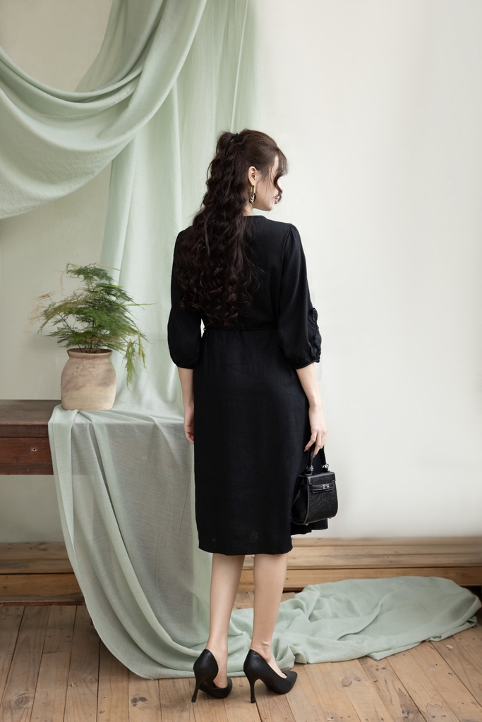 Swanlake | Váy Đầm Phom A Tay Lỡ Chất liệu Linen Thêu Hoa Phần Ngực Trái - D12369LW01