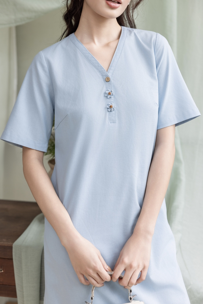 Swanlake | Váy Đầm Phom Suông Cổ Tim Chất Liệu Linen Đính Nút Hoa Kết Hạt Gỗ 3D Thủ Công - D12419LW01
