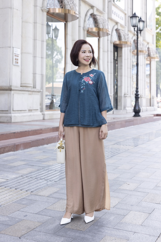 M COLLECTION | Áo Kiểu Nữ Trung Niên Tặng Mẹ Tơ Lót Lụa Hàn Thêu Hoa Cài Nút Tay Lỡ Xẻ 2 Mảnh A12848LW01