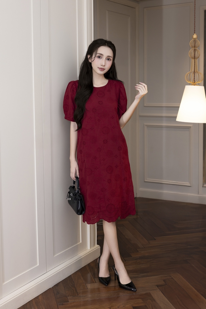 Đầm Suông Phom Ngắn Chất Cotton Thêu Đục Lỗ Swanlake- D12481LW01