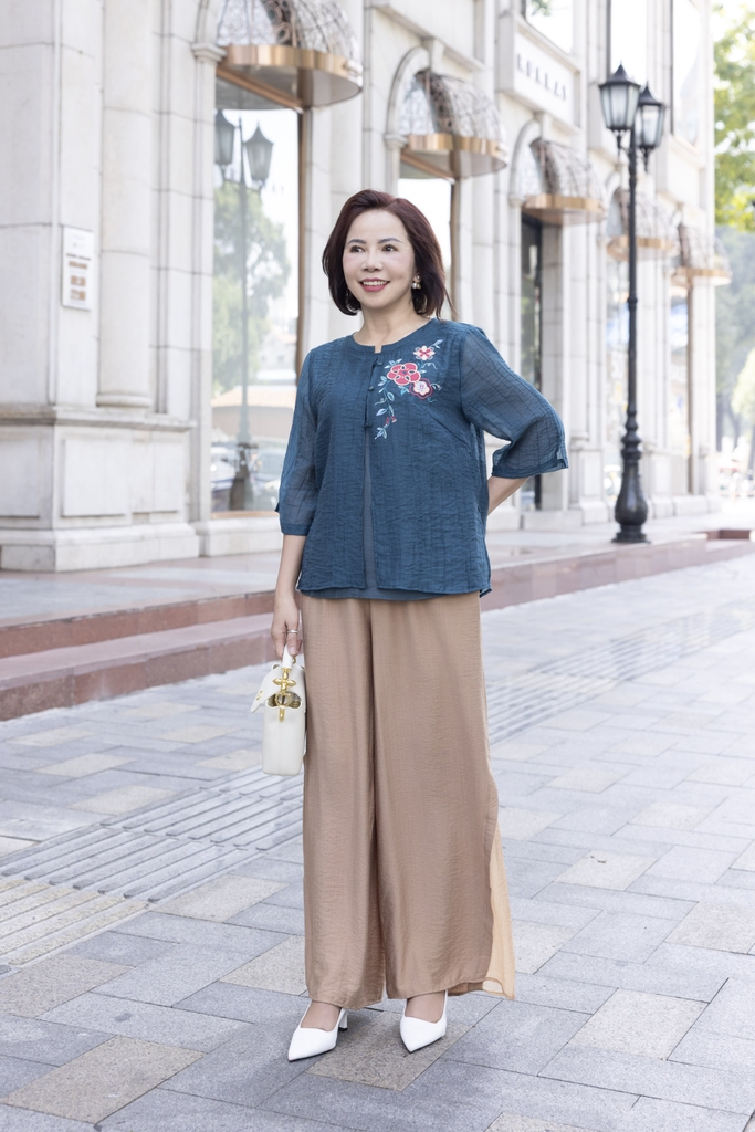 M COLLECTION | Áo Kiểu Nữ Trung Niên Tặng Mẹ Tơ Lót Lụa Hàn Thêu Hoa Cài Nút Tay Lỡ Xẻ 2 Mảnh A12848LW01