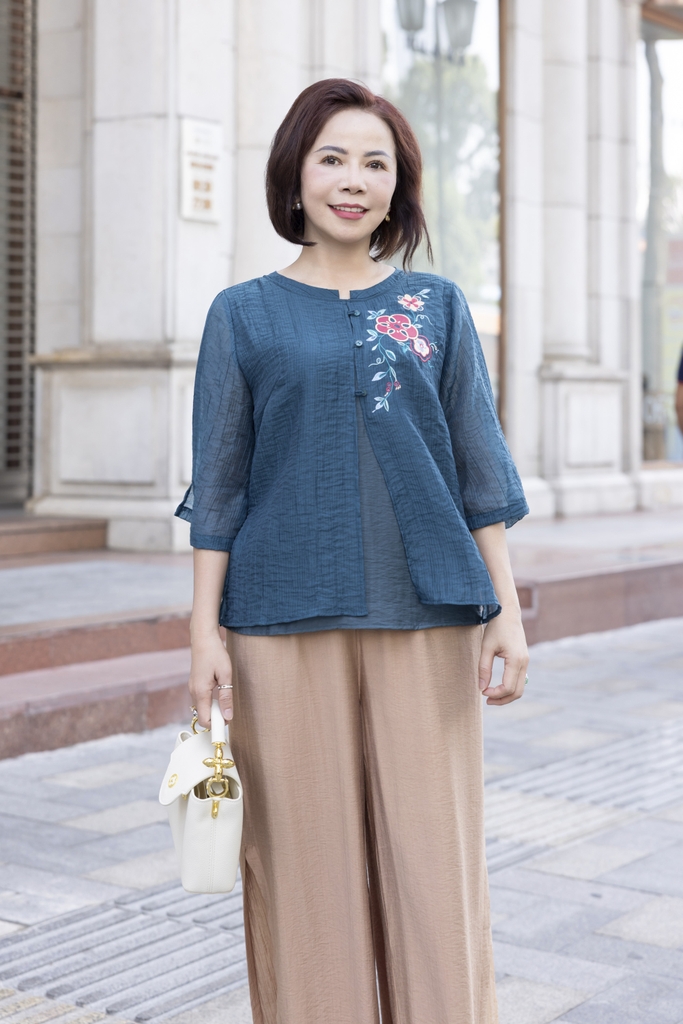 M COLLECTION | Áo Kiểu Nữ Trung Niên Tặng Mẹ Tơ Lót Lụa Hàn Thêu Hoa Cài Nút Tay Lỡ Xẻ 2 Mảnh A12848LW01