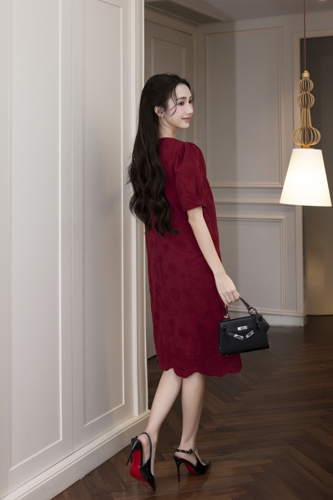 Đầm Suông Phom Ngắn Chất Cotton Thêu Đục Lỗ Swanlake- D12481LW01