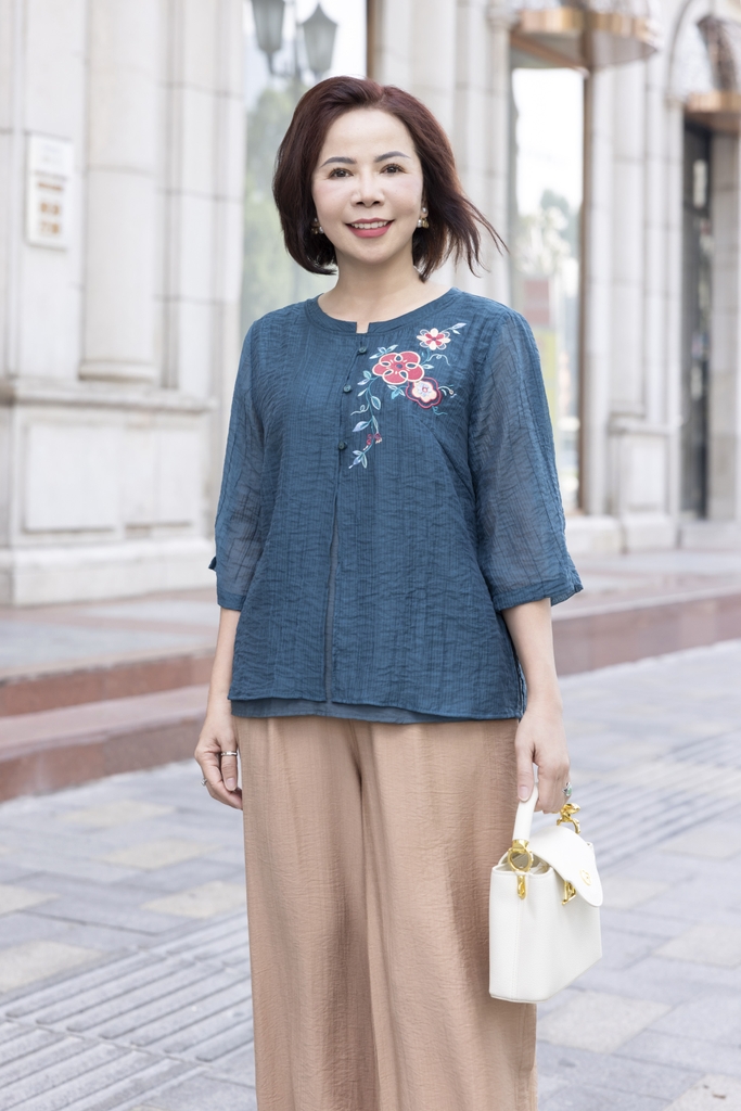 M COLLECTION | Áo Kiểu Nữ Trung Niên Tặng Mẹ Tơ Lót Lụa Hàn Thêu Hoa Cài Nút Tay Lỡ Xẻ 2 Mảnh A12848LW01
