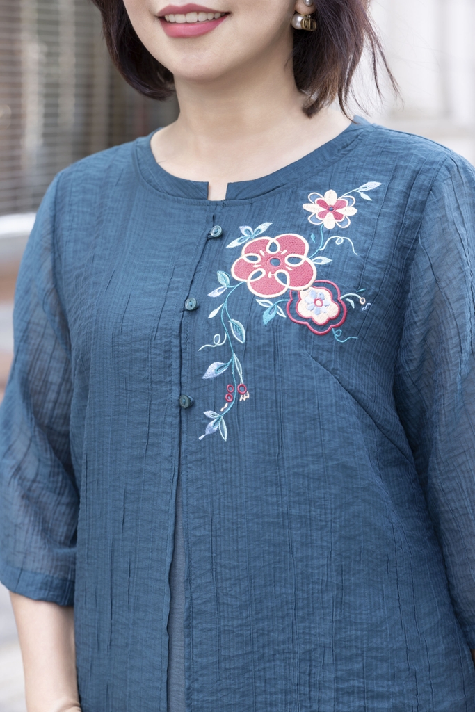 M COLLECTION | Áo Kiểu Nữ Trung Niên Tặng Mẹ Tơ Lót Lụa Hàn Thêu Hoa Cài Nút Tay Lỡ Xẻ 2 Mảnh A12848LW01