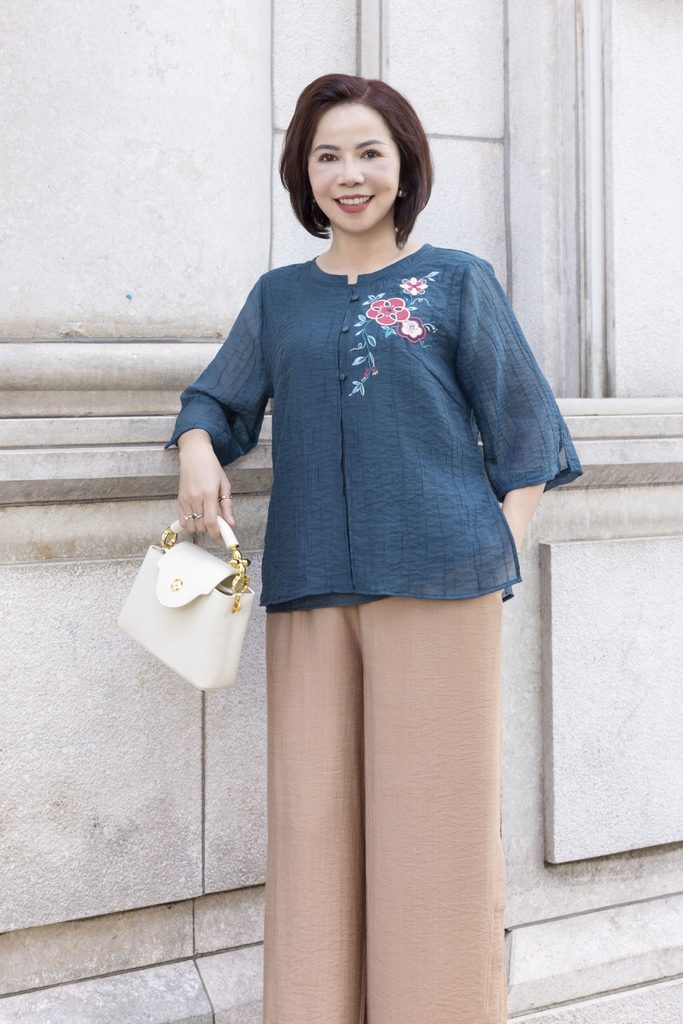 M COLLECTION | Áo Kiểu Nữ Trung Niên Tặng Mẹ Tơ Lót Lụa Hàn Thêu Hoa Cài Nút Tay Lỡ Xẻ 2 Mảnh A12848LW01