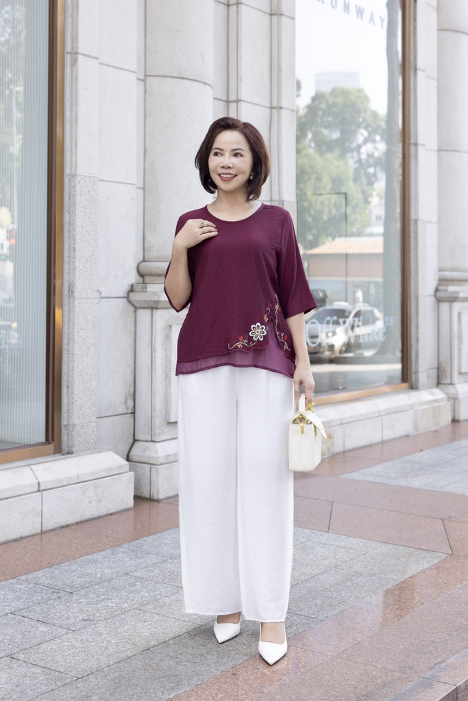 M COLLECTION | Áo Kiểu Nữ Trung Niên Tặng Mẹ Lụa Lót Tơ Hàn Thêu Hoa Cổ Tròn Tay Lỡ Xẻ Vạt Áo A12785LW01