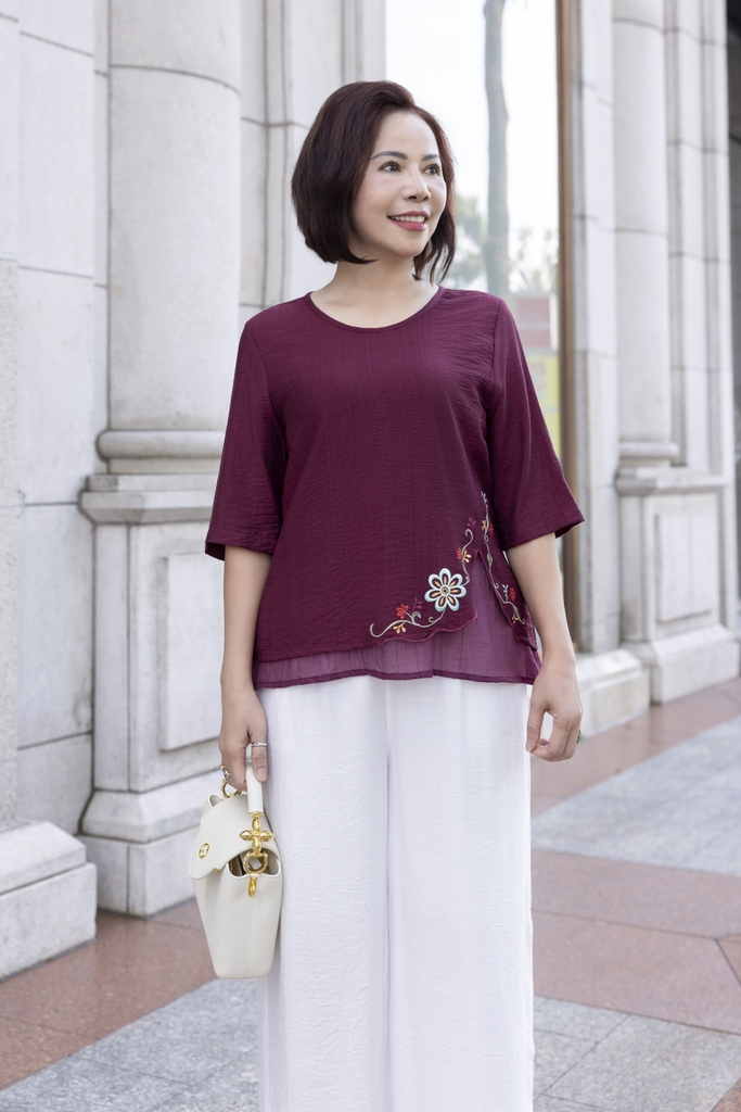 M COLLECTION | Áo Kiểu Nữ Trung Niên Tặng Mẹ Lụa Lót Tơ Hàn Thêu Hoa Cổ Tròn Tay Lỡ Xẻ Vạt Áo A12785LW01