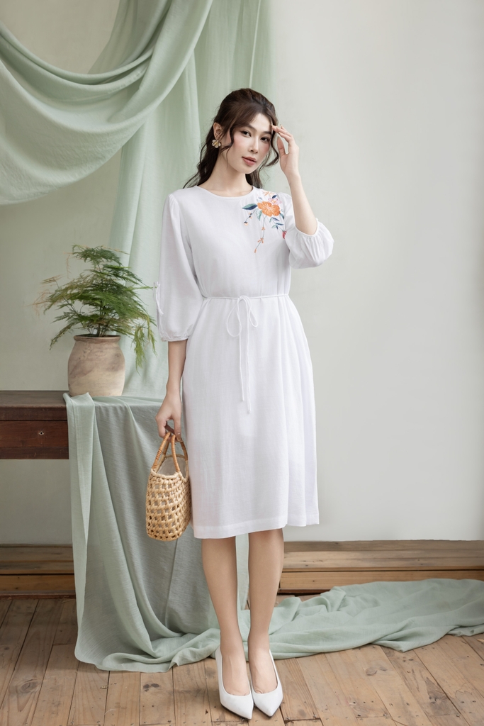 Swanlake | Váy Đầm Phom A Tay Lỡ Chất liệu Linen Thêu Hoa Phần Ngực Trái - D12369LW01