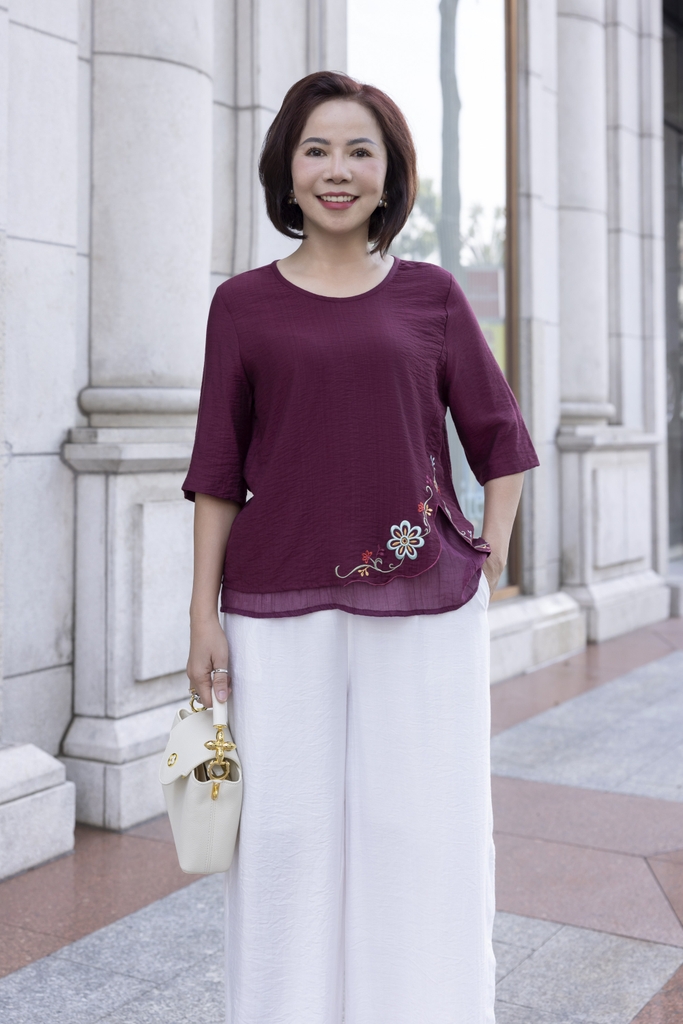 M COLLECTION | Áo Kiểu Nữ Trung Niên Tặng Mẹ Lụa Lót Tơ Hàn Thêu Hoa Cổ Tròn Tay Lỡ Xẻ Vạt Áo A12785LW01