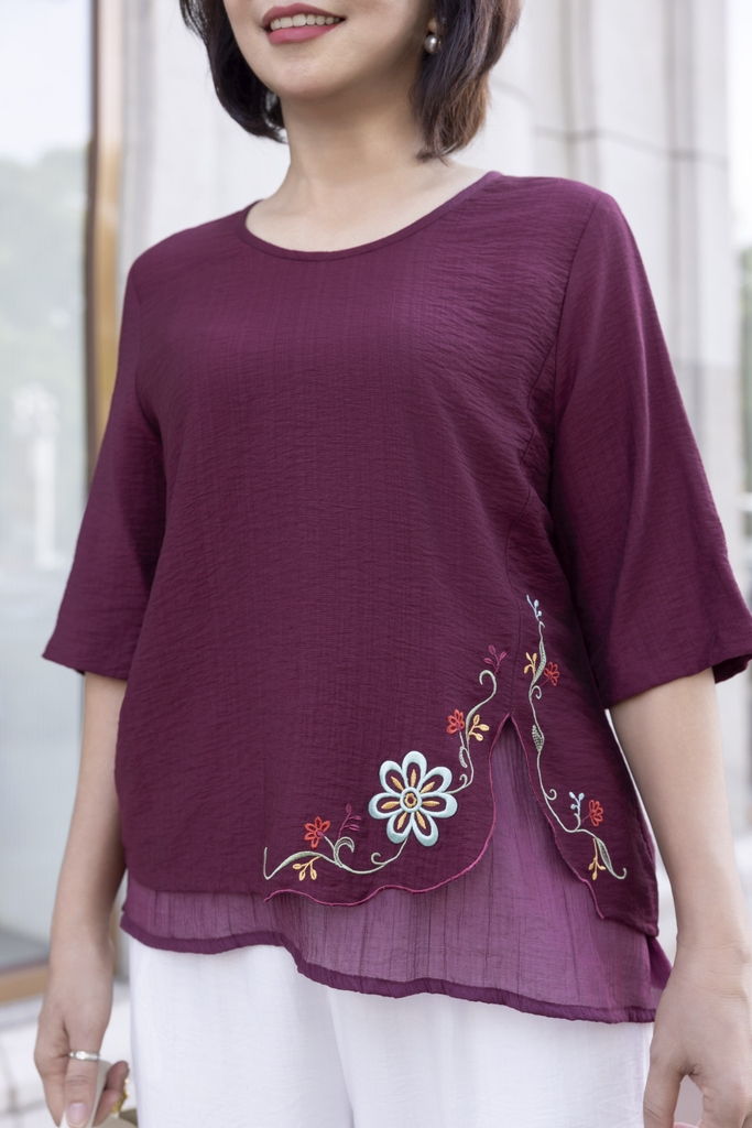 M COLLECTION | Áo Kiểu Nữ Trung Niên Tặng Mẹ Lụa Lót Tơ Hàn Thêu Hoa Cổ Tròn Tay Lỡ Xẻ Vạt Áo A12785LW01