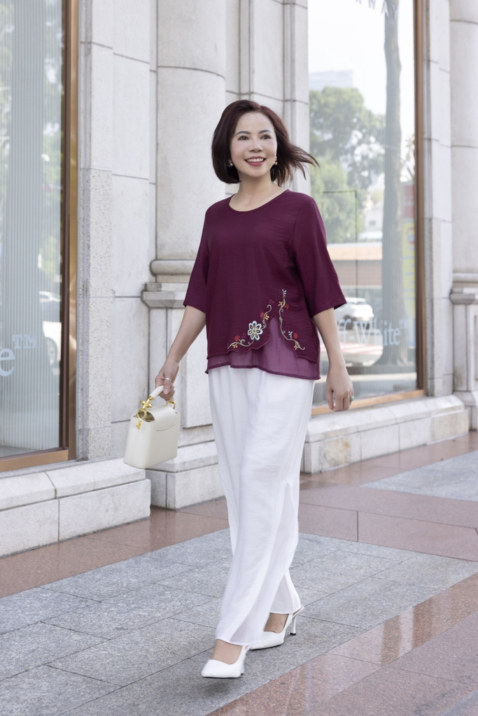 M COLLECTION | Áo Kiểu Nữ Trung Niên Tặng Mẹ Lụa Lót Tơ Hàn Thêu Hoa Cổ Tròn Tay Lỡ Xẻ Vạt Áo A12785LW01