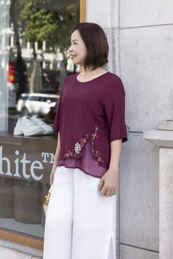 M COLLECTION | Áo Kiểu Nữ Trung Niên Tặng Mẹ Lụa Lót Tơ Hàn Thêu Hoa Cổ Tròn Tay Lỡ Xẻ Vạt Áo A12785LW01