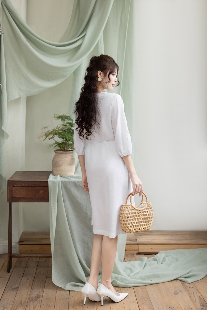 Swanlake | Váy Đầm Phom A Tay Lỡ Chất liệu Linen Thêu Hoa Phần Ngực Trái - D12369LW01