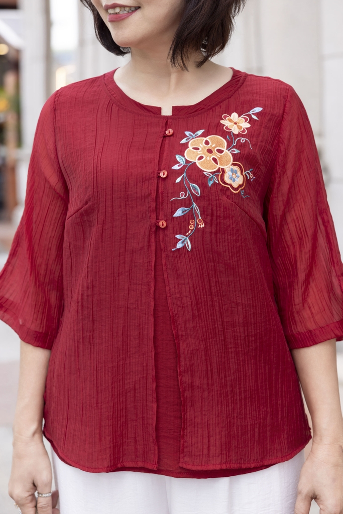 M COLLECTION | Áo Kiểu Nữ Trung Niên Tặng Mẹ Tơ Lót Lụa Hàn Thêu Hoa Cài Nút Tay Lỡ Xẻ 2 Mảnh A12848LW01