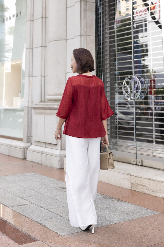 M COLLECTION | Áo Kiểu Nữ Trung Niên Tặng Mẹ Tơ Lót Lụa Hàn Thêu Hoa Cài Nút Tay Lỡ Xẻ 2 Mảnh A12848LW01