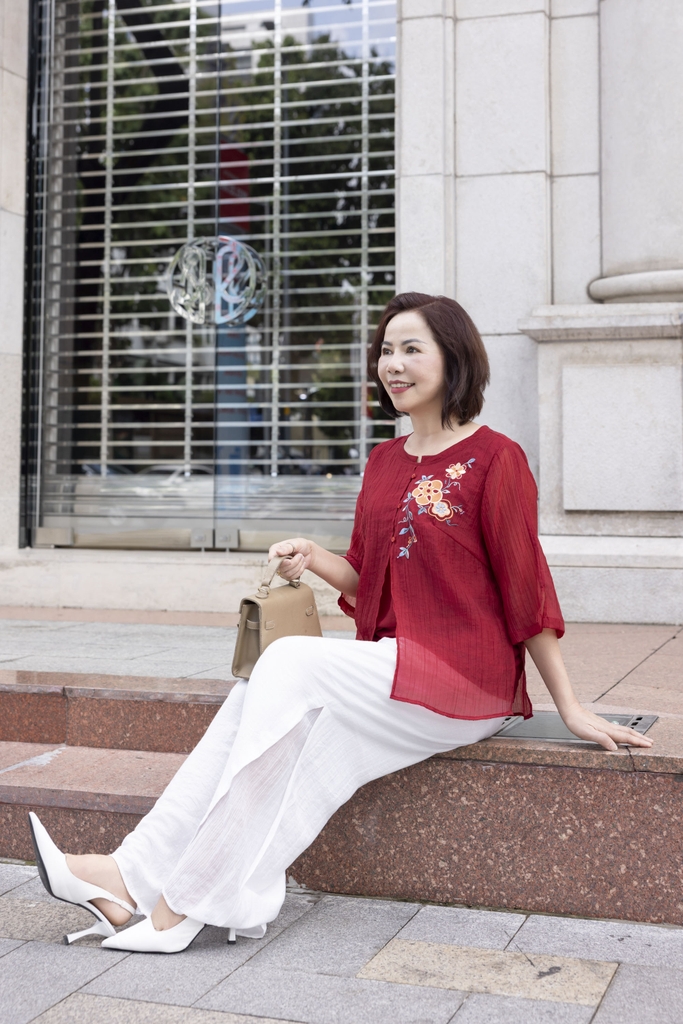 M COLLECTION | Áo Kiểu Nữ Trung Niên Tặng Mẹ Tơ Lót Lụa Hàn Thêu Hoa Cài Nút Tay Lỡ Xẻ 2 Mảnh A12848LW01