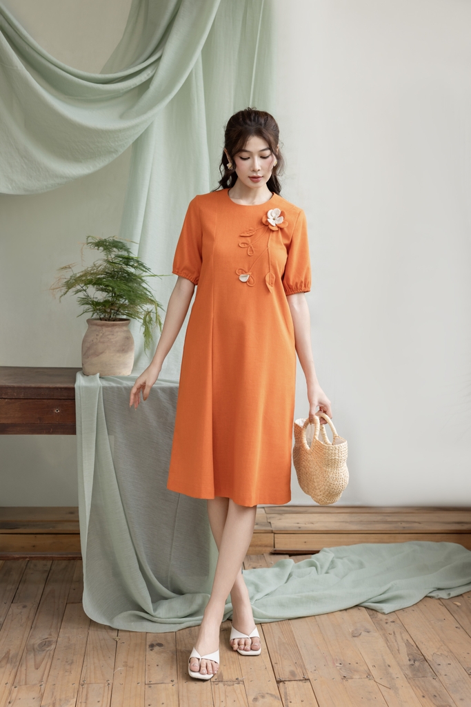 Swanlake | Váy Đầm Phom Suông Dài Qua Gối Linen Đính Hoa 3D - D12426LW01
