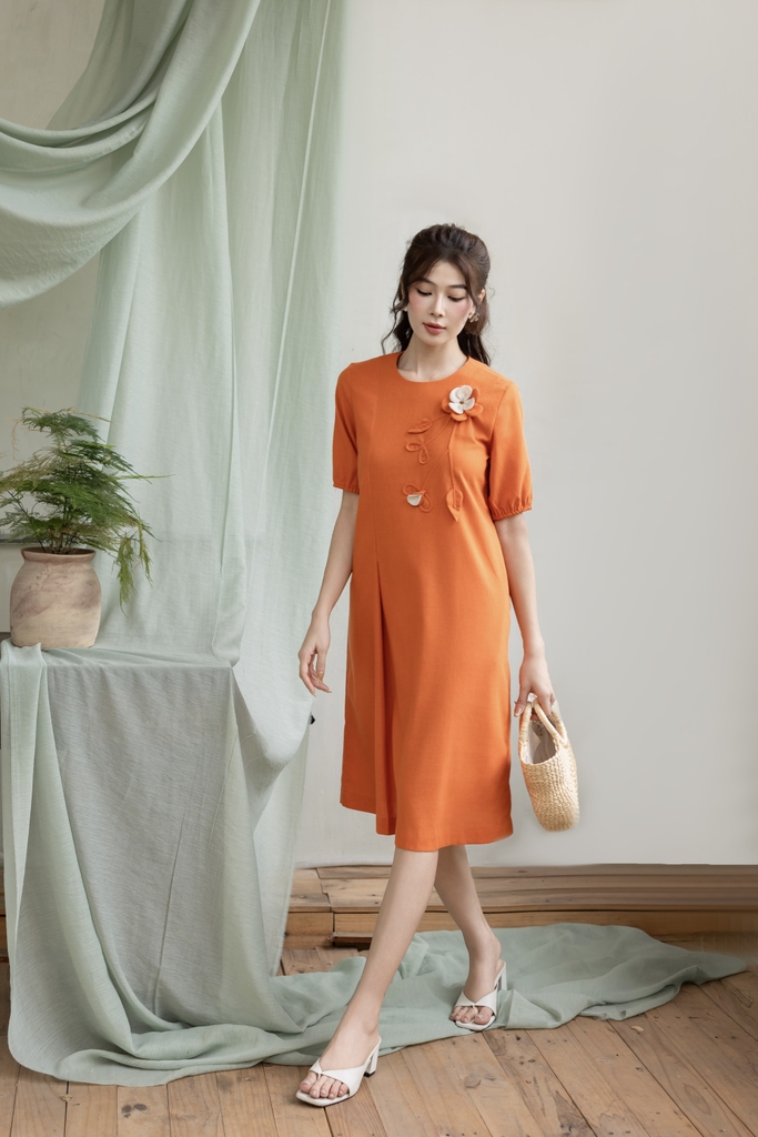 Swanlake | Váy Đầm Phom Suông Dài Qua Gối Linen Đính Hoa 3D - D12426LW01