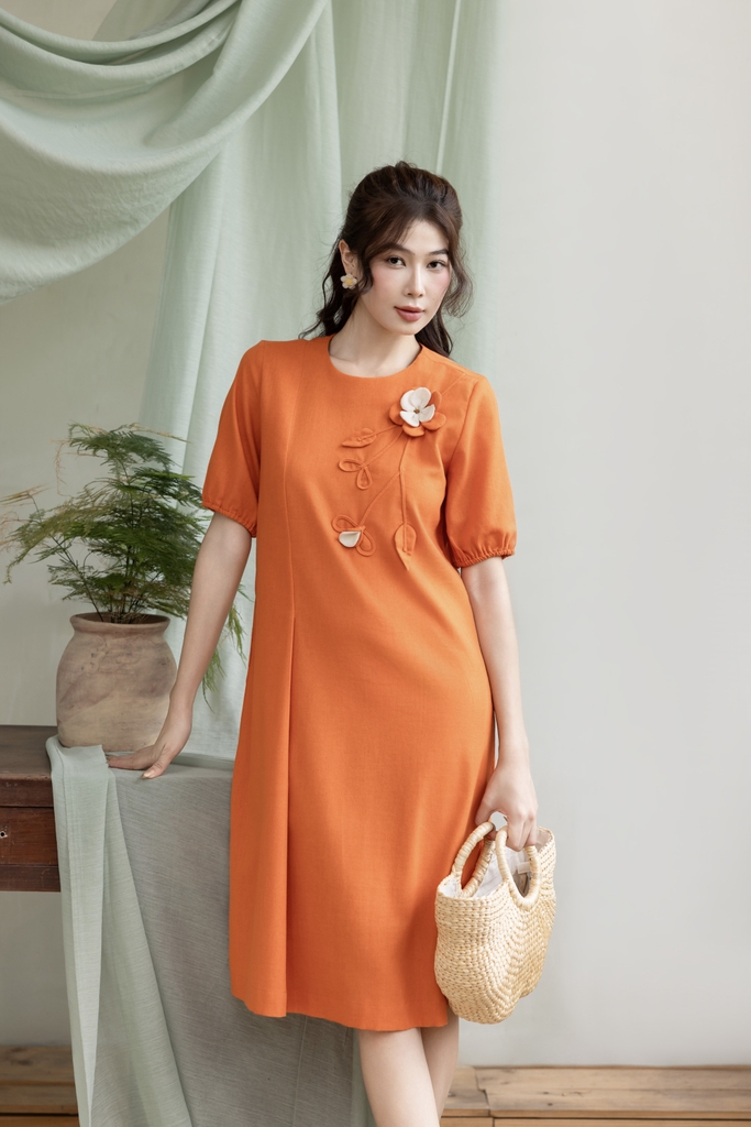 Swanlake | Váy Đầm Phom Suông Dài Qua Gối Linen Đính Hoa 3D - D12426LW01