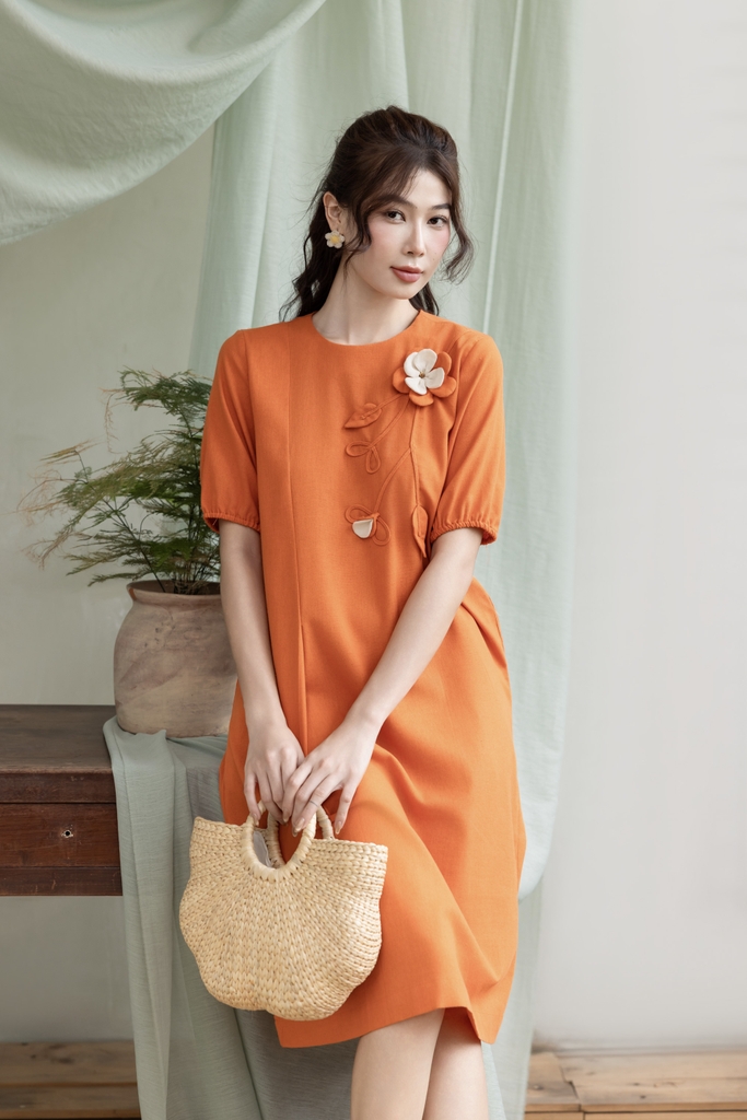 Swanlake | Váy Đầm Phom Suông Dài Qua Gối Linen Đính Hoa 3D - D12426LW01