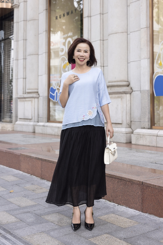 M COLLECTION | Áo Kiểu Nữ Trung Niên Tặng Mẹ Lụa Lót Tơ Hàn Thêu Hoa Cổ Tròn Tay Lỡ Xẻ Vạt Áo A12785LW01