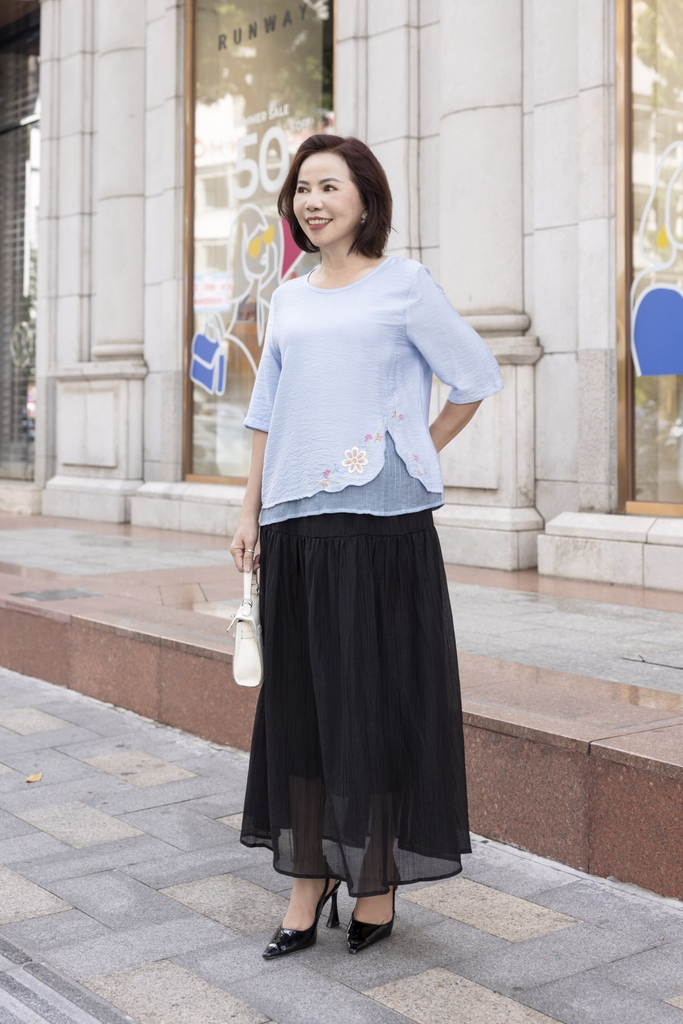 M COLLECTION | Áo Kiểu Nữ Trung Niên Tặng Mẹ Lụa Lót Tơ Hàn Thêu Hoa Cổ Tròn Tay Lỡ Xẻ Vạt Áo A12785LW01