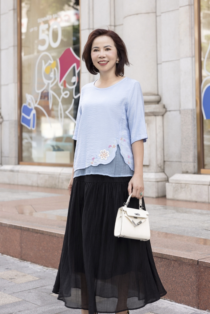 M COLLECTION | Áo Kiểu Nữ Trung Niên Tặng Mẹ Lụa Lót Tơ Hàn Thêu Hoa Cổ Tròn Tay Lỡ Xẻ Vạt Áo A12785LW01