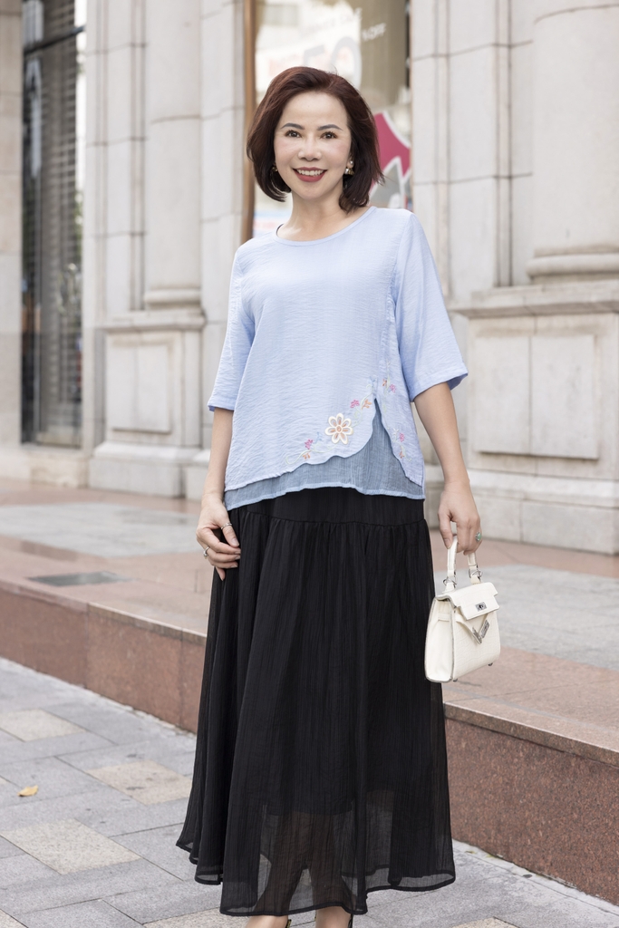 M COLLECTION | Áo Kiểu Nữ Trung Niên Tặng Mẹ Lụa Lót Tơ Hàn Thêu Hoa Cổ Tròn Tay Lỡ Xẻ Vạt Áo A12785LW01