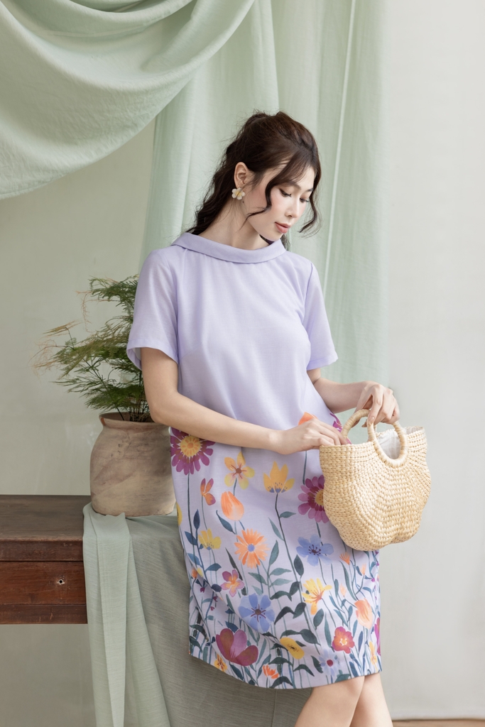 Swanlake | Váy Đầm Phom A Tay Ngắn Cổ thuyền Đính Hoa Chất liệu Linen In Hoa Chân Váy Lót thun - D12383LW01